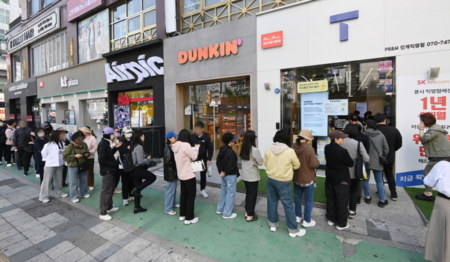 SK텔레콤이 유심 고객정보 해킹 사고로 관련 유심 무료 교체 서비스에 나선 지난달 28일 경기 수원시내 한 SKT T월드 매장 앞에 유심을 교체하려는 고객들이 줄서 기다리고 있다. 