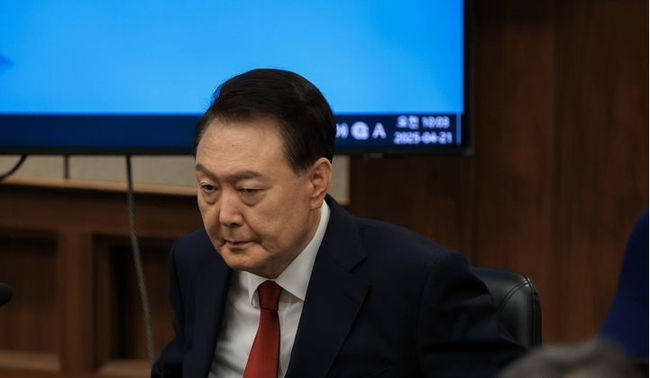 윤석열 전 대통령이 21일 오전 서울 서초구 서울중앙지방법원에서 열린 내란 우두머리 혐의에 대한 두 번째 정식 재판에 출석하고 있다. (사진=뉴시스 제공)