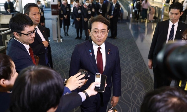 일본 무역 협상단을 이끄는 아카자와 료세이 경제재생상이 지난 16일 도쿄 하네다 국제공항에서 출국길 만난 취재진과 기자회견 하고 있다. (사진=뉴시스 제공)