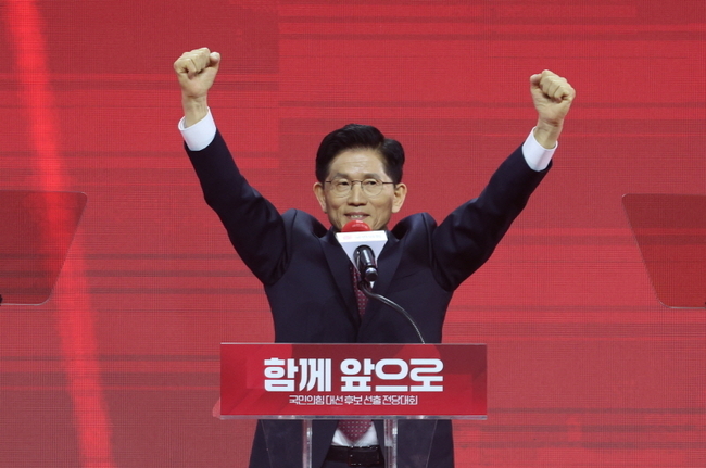 3일 경기 고양 킨텍스에서 열린 국민의힘 대선 후보 선출 전당대회에서 대선 후보로 선출된 김문수 후보가 수락연설을 하고 있다. 