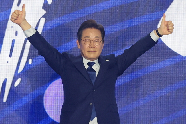 더불어민주당 제21대 대통령 선거 후보에 선출된 이재명 후보가 지난달 27일 경기도 고양시 킨텍스에서 열린 제21대 대통령 선거 후보자 선출을 위한 수도권·강원·제주 합동연설회에서 두 손을 들어 보이고 있다.