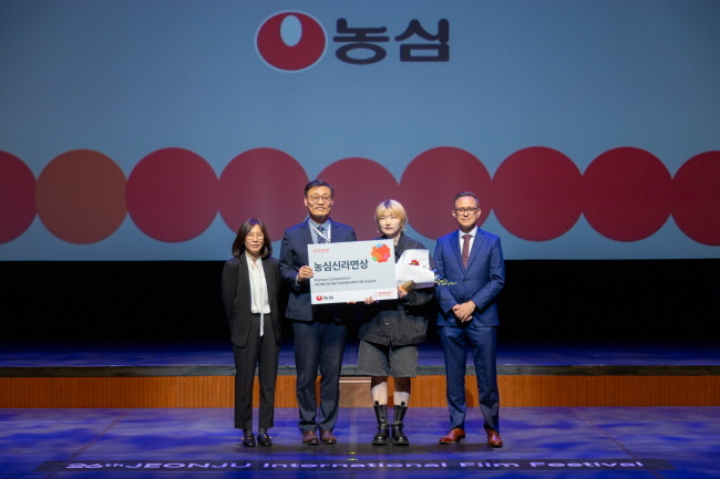 농심이 전주국제영화제에서 '농심신라면상'을 시상하고, 농심 부스를 운영하며 브랜드를 알렸다. 농심 전주국제영화제 '농심신라면상' 시상 장면. 사진 왼쪽 두번째부터 농심 심규철 상무, 성스러운 감독(사진=농심 제공)