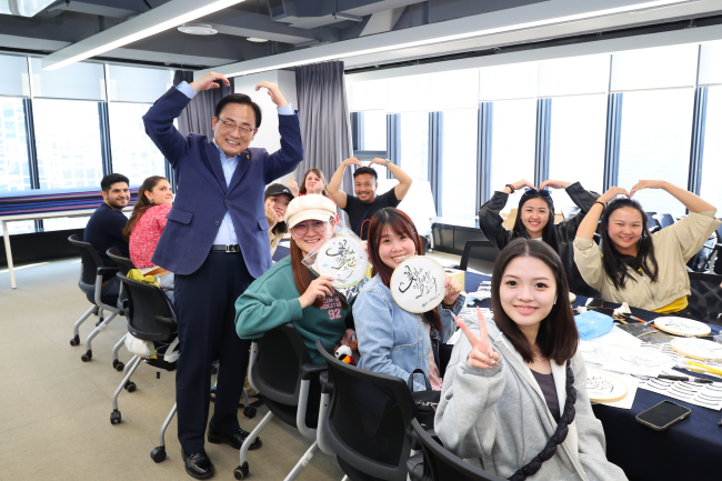 김형재 시의원이 지난 4월 29일 서울관광플라자를 방문, 한국전통문화체험강좌를 수강중인 외국인들과 함께하고 있다.(사진=서울시의회 제공)