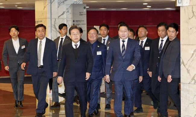  이재명 더불어민주당 대선 후보와 최태원 대한상공회의소 회장이 8일 서울 중구 대한상공회의소에서 열린 대선 후보 초청 경제5단체장 간담회에 참석하고 있다. (사진=뉴시스 제공)
