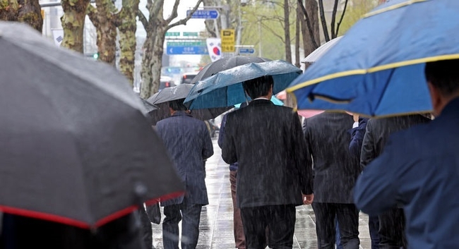 쌀쌀한 봄 날씨 속 종일 비가 내리다 그치기를 반복한 지난달 14일 서울 강남구 테헤란로에서 시민들이 우산을 쓰고 이동하고 있다.(사진=뉴시스 제공)