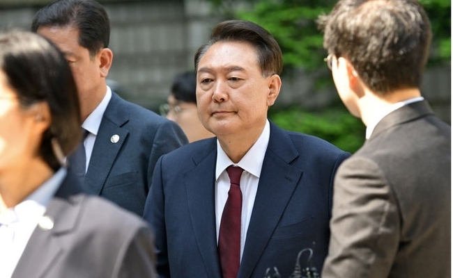 내란 우두머리 혐의로 재판에 넘겨진 윤석열 전 대통령이 12일 오전 서울 서초구 서울중앙지법에서 열린 세 번째 공판에 출석하고 있다. (사진=뉴시스 제공)
