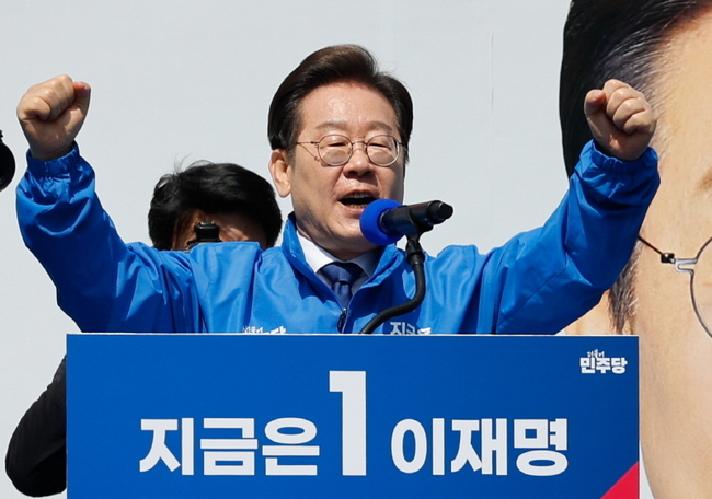 이재명 더불어민주당 대선후보가 제21대 대통령선거 공식 선거운동이 시작된 12일 오전 서울 종로구 광화문광장에서 열린 중앙선거대책위원회 출정식에서 연설을 하고 있다. (사진=뉴시스 제공)