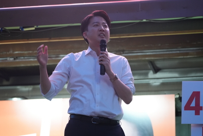 이준석 개혁신당 대선 후보가 지난 12일 서울 광화문 청계광장에서 서울 첫 집중유세 연설을 하고 있다.