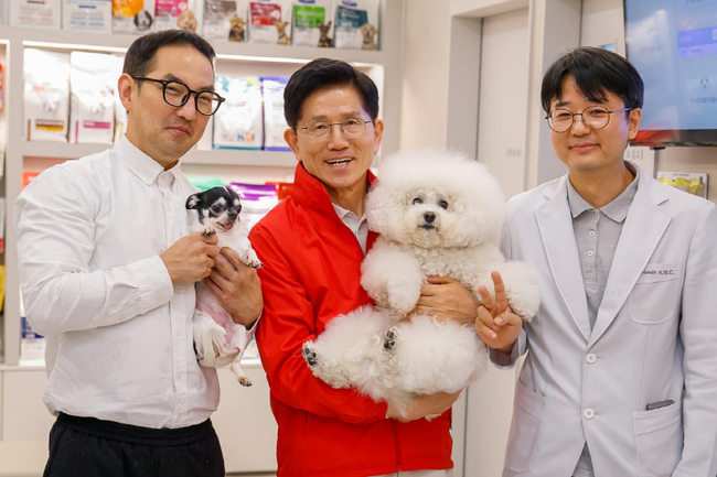 김문수 국민의힘 대선후보가 13일 대구의 반려동문 전문 병원을 방문해 현안을 듣고 기념촬영을 하고 있다.