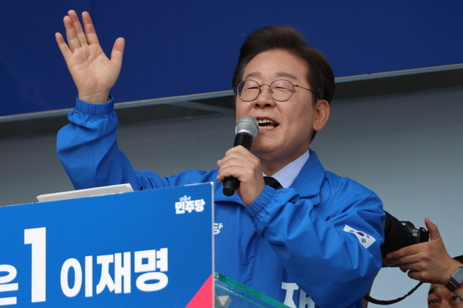 이재명 더불어민주당 대선 후보가 13일 경북 구미시 구미역 광장에서 열린 유세에서 지지호소를 하고 있다. (공동취재)