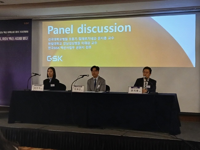  한국GSK 아렉스비 론칭 기자간담회에서 질의응답하는 모습. 왼쪽부터 권현지 한국GSK 전무, 이재갑 한림대 강남성심병원 감염내과 교수, 문지용 건국대 호흡기알레르기 내과 교수. (사진=홍경의 기자)