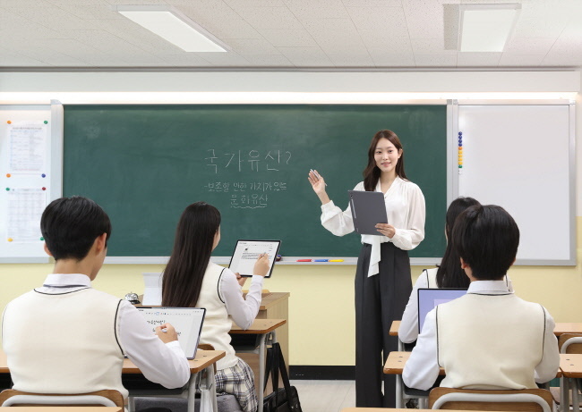 갤럭시 탭을 이용하며 수업을 진행하는 모습(사진=삼성전자 제공)