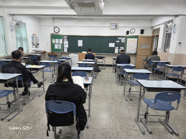 태극기가 아직 미게양중인 서울시 내 모 공립고교 교실(사진=서울시의회 제공)