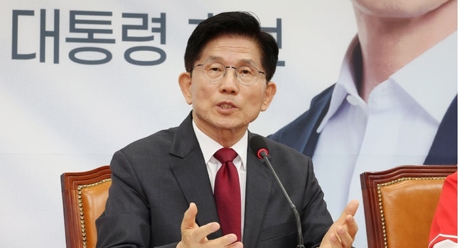 김문수 국민의힘 대선후보가 15일 오전 서울 여의도 국회에서 열린 긴급 기자회견에서 발언하고 있다. (사진=뉴시스 제공)