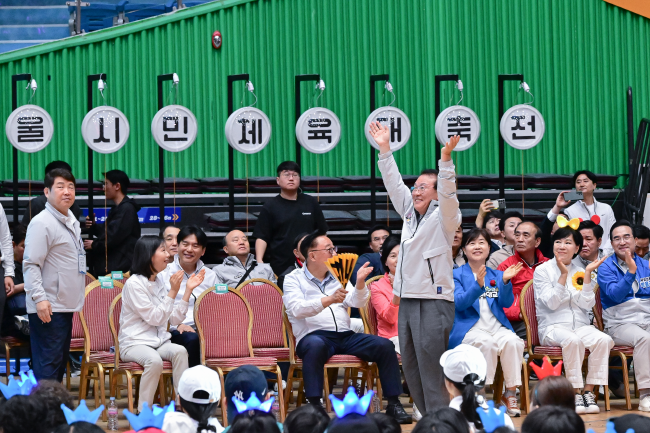 이종환 부의장은 지난 17일 잠실종합운동장 일대에서 거행된 ‘2025 서울시민체육대축전’에 참석하여 서울 시내 25개 자치구 선수단을 격려했다.(사진=서울시의회 제공)