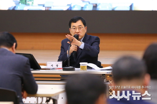 19일 경주시청 알천홀에서 열린 확대간부회의에서 주낙영 경주시장이 APEC 정상회의 성공 개최를 위한 철저한 준비와 조직문화 개선을 주문하고 있다.<br>
