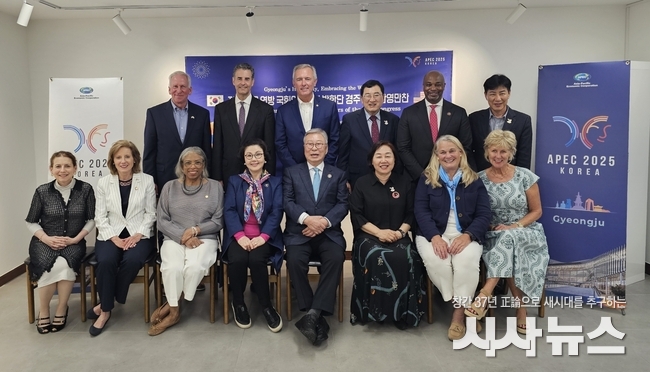 ※ 사진 1부 : 2025 APEC 정상회의 개최 도시인 경주를 방문한 김창준 한미연구원 및 미국 전직 연방의원협회(FMC) 소속 인사들이 18일 지역의 한 음식점에서 주낙영 경주시장과 함께 기념 촬영을 하고 있다.