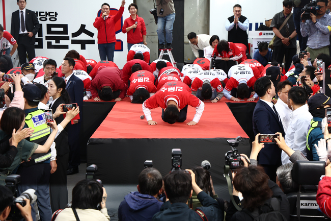 김문수 국민의힘 대선 후보가 19일 저녁 서울역 광장에서 유세를 하기 전 큰절을 하고 있다.(사진=공동취재/뉴시스 제공)