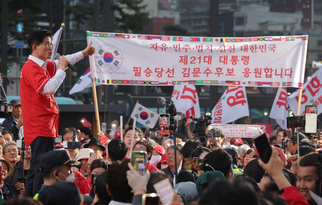 김문수 국민의힘 대선 후보가 19일 저녁 서울역 광장에서 유세를 하고 있다. (사진=공동취재/뉴시스 제공)