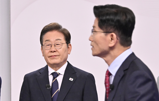 이재명(왼쪽) 더불어민주당 대선 후보, 김문수 국민의힘 대선 후보가 지난 18일 서울 마포구 SBS프리즘타워에서 열린 중앙선거방송토론위원회 주관 제21대 대통령선거 후보자 토론회 시작에 앞서 준비하고 있다.(사진=국회사진기자단/뉴시스 제공)
