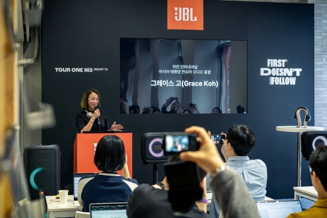 5월 21일 서울 성동구 성수동에 위치한 큐레이션 쇼룸 이구성수에서 개최한 JBL 신제품 발표 및 체험 행사에서 하만 인터내셔널 아시아 태평양 컨슈머 오디오 총괄 그레이스 고(Grace Koh)가 인사말을 하고 있다.(사진=삼성전자 제공)