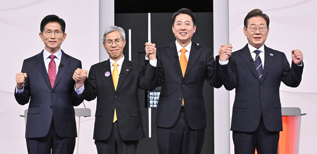 18일 서울 마포구 SBS프리즘타워에서 열린 중앙선거방송토론위원회 주관 제21대 대통령선거 후보자 토론회에서 각 정당 대선 후보들이 선전을 다짐하고 있다. 왼쪽부터 국민의힘 김문수, 민주노동당 권영국, 개혁신당 이준석, 더불어민주당 이재명 대선후보.(사진=국회사진기자단/뉴시스 제공)