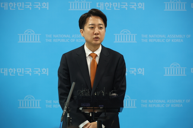 이준석 개혁신당 대선 후보가 22일 서울 여의도 국회 소통관에서 긴급 기자회견을 열고 범보수 진영의 단일화 논의에 응하지 않겠다는 입장을 밝히고 있다.(사진=뉴시스 제공)