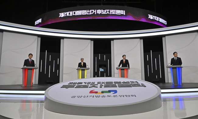 지난 18일 서울 마포구 SBS프리즘타워에서 열린 중앙선거방송토론위원회 주관 제21대 대통령선거 후보자 토론회에서 각 정당 대선 후보들이 토론에 임하고 있다. (왼쪽부터 국민의힘 김문수, 민주노동당 권영국, 개혁신당 이준석, 더불어민주당 이재명 대선후보.)