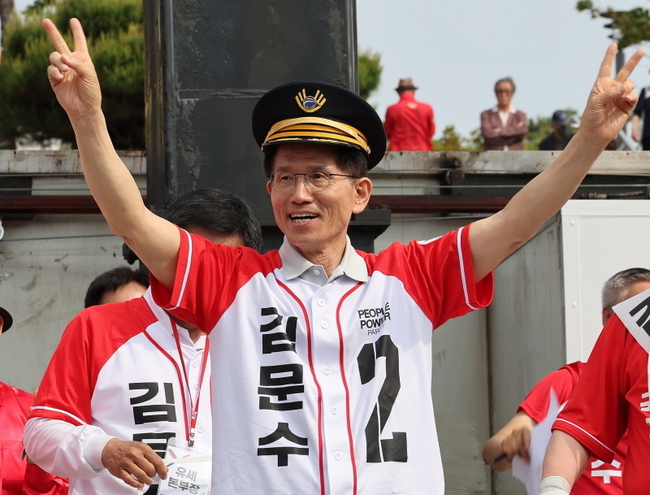 김문수 국민의힘 대선후보가 지난 21일 경기 파주 새암공원에서 유세를 하고 있다.
