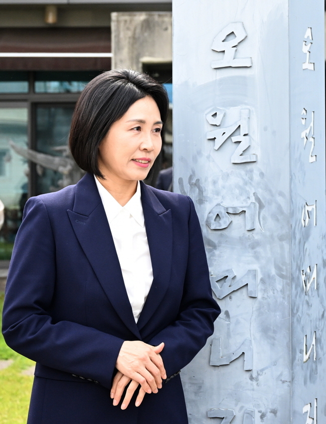 이재명 더불어민주당 대선후보의 부인 김혜경 여사가 지난 14일 오후 광주 남구 오월어머니집에서 5·18희생자 가족을 만나 비공개 면담을 마치고 나오고 있다.