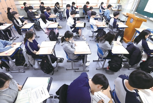 지난 5월 전국연합학력평가가 실시된 경기 수원시 효원고등학교에서 고3 학생들이 시험을 준비하고 있다.