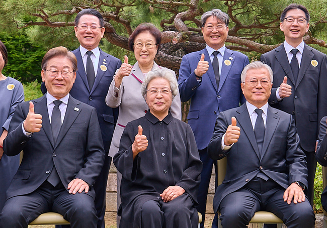 이재명(앞줄 왼쪽) 더불어민주당 대선후보가 고 노무현 전 대통령 16주기인 23일 경남 김해시 진영읍 봉하마을 노 전 대통령 사저에서 문재인 전 대통령과 권양숙 여사 등 참석자들과 기념촬영을 하고 있다. 앞줄 왼쪽부터 반 시계방향 이 후보, 권양숙 여사, 문재인 전 대통령, 김경수 총괄선대위원장, 이춘석 의원, 한명숙 전 총리, 김영록 전남도지사.(사진=더불어민주당 제공)