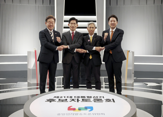  23일 서울 영등포구 KBS본관 스튜디오에서 열린 중앙선거방송토론위원회 주관 제21대 대통령선거 2차 후보자 토론회 시작에 앞서 각 정당 대선후보들이 기념촬영을 하고 있다. 왼쪽부터 이재명 더불어민주당, 김문수 국민의힘, 권영국 민주노동당, 이준석 개혁신당 대선후보.(사진=국회사진기자단/뉴시스 제공)