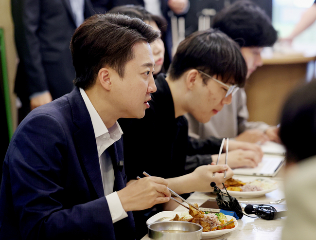 이준석 개혁신당 대선 후보가 24일 서울 동작구 한 한식 뷔페에서 공시생들과 식사를 하며 대화하고 있다.(사진=뉴시스 제공)