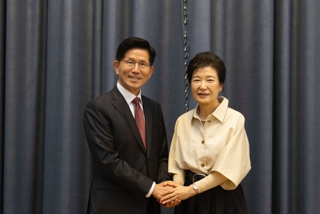 김문수 국민의힘 대선 후보가 24일 대구 달성읍 박근혜 전 대통령 사저에서 박 전 대통령을 예방하고 있다.(사진=국민의힘 제공)
