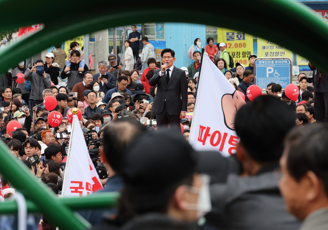 김문수 국민의힘 대선 후보가 24일 경북 구미시 박정희 전 대통령 생가 인근에서 열린 유세에서 지지호소를 하고 있는 가운데 지지자들이 지켜보고 있다.(사진=공동취재/뉴시스 제공) 