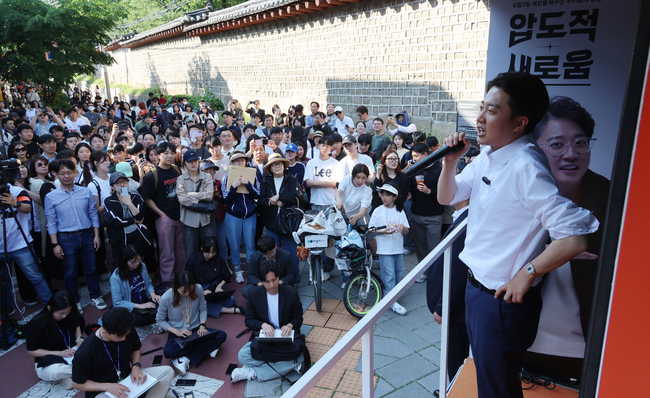 이준석 개혁신당 대통령선거 후보가 25일 서울 종로구 종묘 인근 서순라길에서 유세를 하며 지지를 호소하고 있다.(사진=공동취재/뉴시스 제공)