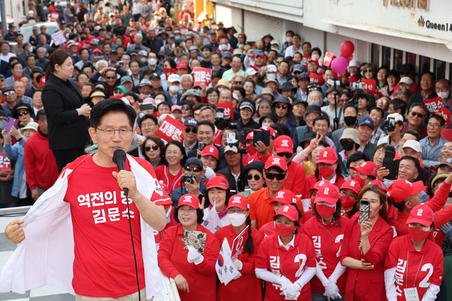 김문수 국민의힘 대선 후보가 25일 충남 서산시 중앙통 로데오거리에서 열린 집중유세에서 지지호소를 하고 있다.(사진=공동취재/뉴시스 제공)