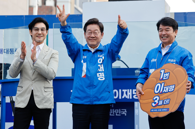 이재명 더불어민주당 대선 후보가 25일 충남 천안시 동남구 천안 신부문화거리에서 열린 유세에서 시민들에게 투표를 독려하고 있다.(사진=공동취재/뉴시스 제공)