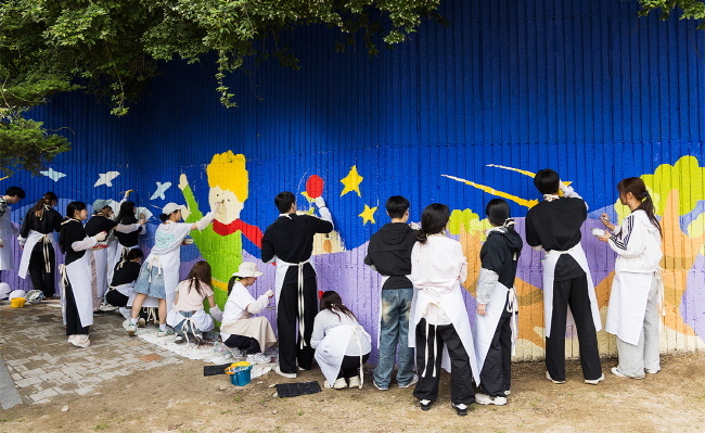 KT&G복지재단이 지난 24일 쾌적한 학습환경 조성을 위한 ‘아름드리 꿈그림’ 벽화그리기 봉사활동을 진행했다. 사진은 ‘제66차 아름드리 꿈그림’ 봉사활동에서 봉사자들이 벽화를 그리고 있는 모습.