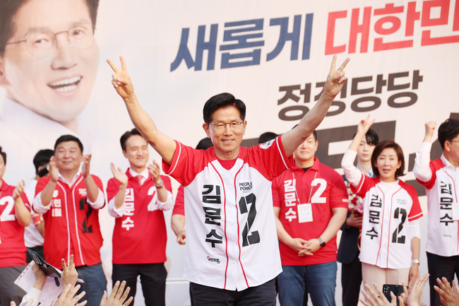 김문수 국민의힘 대선 후보가 26일 서울 도봉구 방학사거리 인근에서 열린 집중유세에서 지지자들에게 인사하고 있다.(사진=공동취재/뉴시스 제공) 