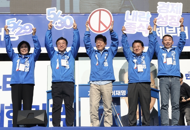 이재명 더불어민주당 대선 후보와 의원들이 26일 경기 남양주 평내호평역 광장에서 열린 유세에서 시민들에게 사전투표를 독려하는 퍼포먼스를 하고 있다. 왼쪽부터 최민희, 윤호중 의원, 이 후보, 김병주, 김용민 의원.(사진=뉴시스 제공)