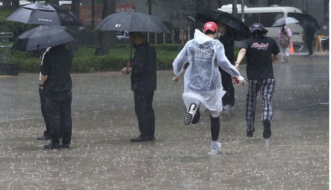 16일 서울 중구 서울시청 앞에 강한 비가 쏟아지고 있다. (사진=뉴시스 제공)