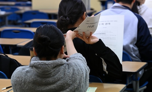  2025학년도 대학수학능력시험 6월 모의평가가 열린 4일 오전 서울 양천구 목동 종로학원에서 수험생들이 2교시 수학 시험지를 받고 있다.(공동취재)/(사진=뉴시스 제공)