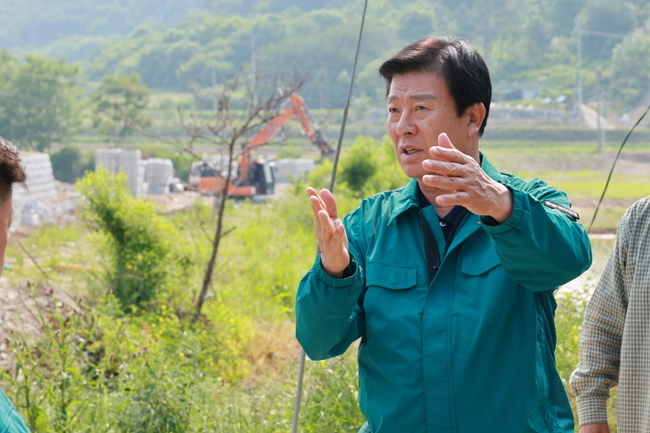 금산군수 우기 앞두고 피해복구 현장 직접 점검. (사진=금산군 제공)