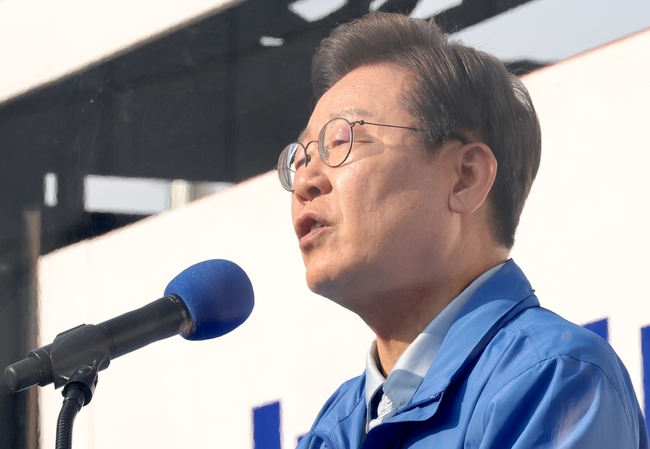 이재명 더불어민주당 대선 후보가 26일 경기 남양주 평내호평역 광장에서 열린 유세에서 시민들에게 지지를 호소하고 있다.(사진=뉴시스 제공)