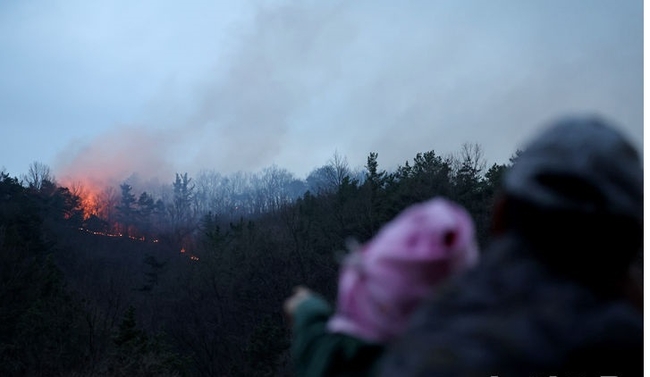 주민들이 27일 경북 안동시 일직면 원호리 일대 야산에서 피어오르는 산불 연기를 보며 걱정하고 있다.(사진=뉴시스 제공)