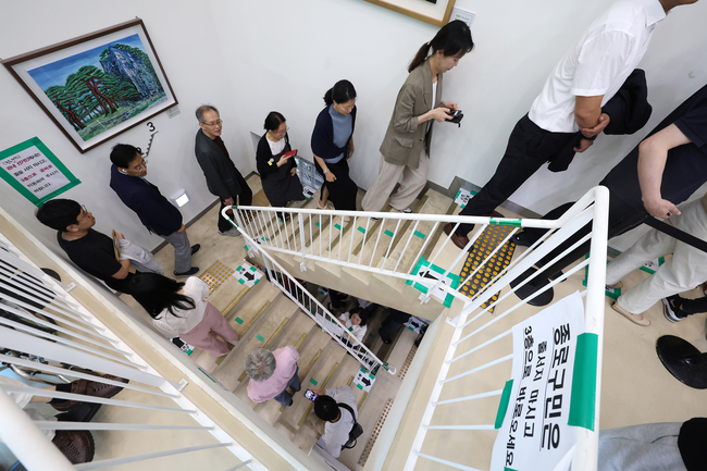 제21대 대통령선거 사전투표일인 29일 오전 서울 종로구 사직동 주민센터에 마련된 사전투표소에서 유권자들이 투표를 위해 줄을 서있다.(사진=뉴시스 제공)