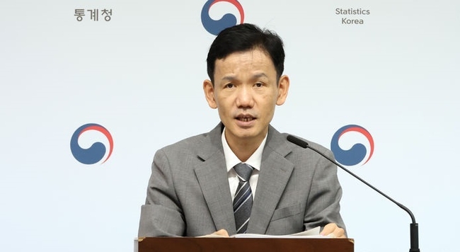 이두원 통계청 경제동향통계심의관이 30일 세종시 정부세종청사에서 2025년 4월 산업활동동향을 발표하고 있다. 지난달 전(全)산업 생산은 전월 대비 0.8% 감소한 것으로 나타났다.(사진=뉴시스 제공)