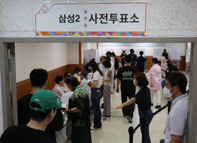 제21대 대통령선거 사전투표 둘째날인 30일 오후 서울 강남구 삼성2동 주민센터에 마련된 사전투표소에서 유권자들이 투표를 하기 위해 줄서 기다리고 있다.(사진=뉴시스 제공)